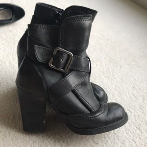 Black leather heeled boots size 7